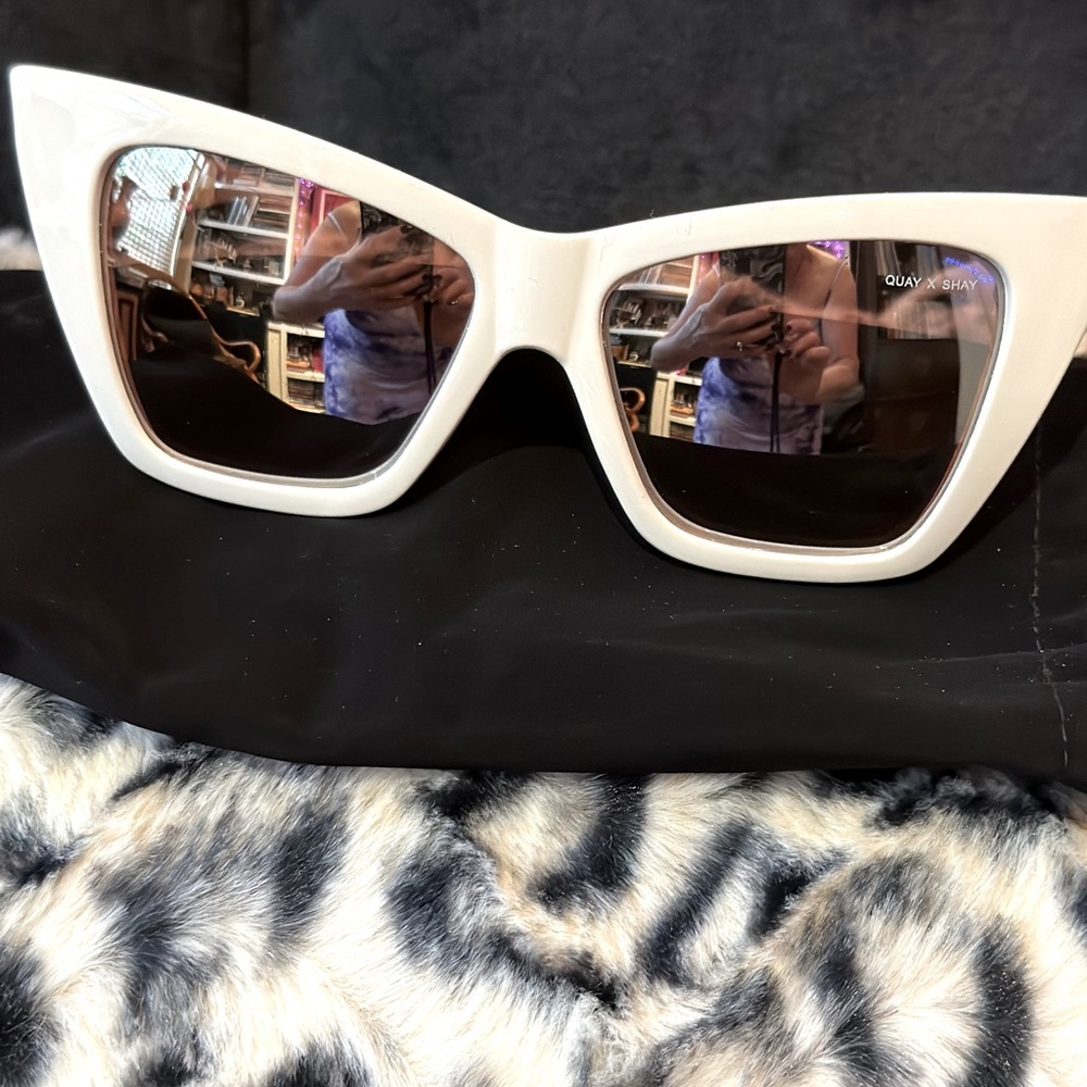 White QUAY Cat-eye sunglasses